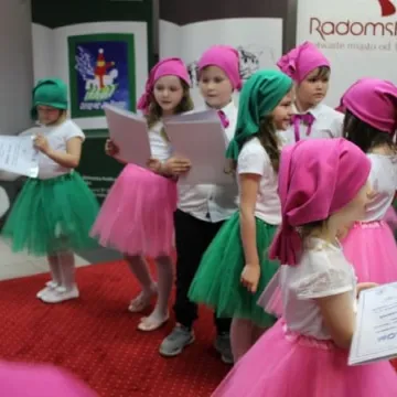 Pasowanie nowych czytelników biblioteki w Radomsku