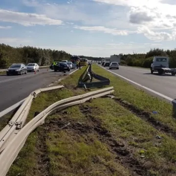 Volkswagen uderzył w bariery energochłonne