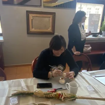 Powrót do korzeni. Uczestnicy warsztatów tworzyli pisanki batikowe w Muzeum Regionalnym w Radomsku