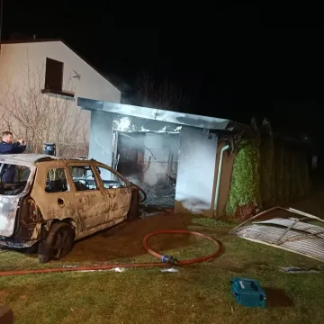 W Kamieńsku spłonął garaż oraz samochód osobowy