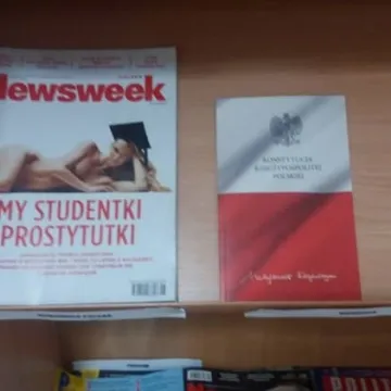 SLD rozdaje Konstytucję