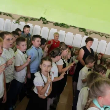 PSP 8 w Radomsku nadano imię „Przyjaciół Dzieci”. Uroczystości 50-lecia