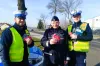 Walentynkowa akcja policjantów. Funkcjonariusze uświadamiają i wręczają serduszka
