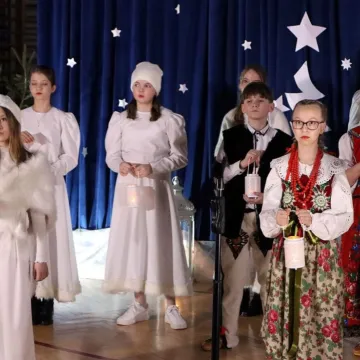 Szkolna sala zamieniła się w koncertową scenę. Noworoczne kolędowanie w Gidlach