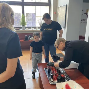 Powrót do korzeni. Uczestnicy warsztatów tworzyli pisanki batikowe w Muzeum Regionalnym w Radomsku