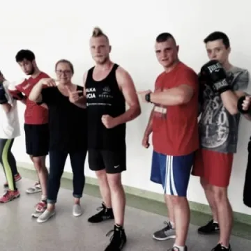 Biegnie, walczy, pomaga