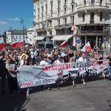 W Warszawie protestowali radomszczanie przeciwko m.in. noszeniu maseczek