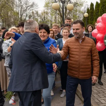 Chlebem i solą powitała społeczność ZSE-E w Radomsku nowego-starego dyrektora