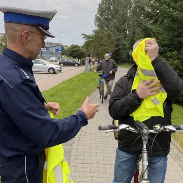Rowerzyści i piesi w Radomsku otrzymali kamizelki odblaskowe