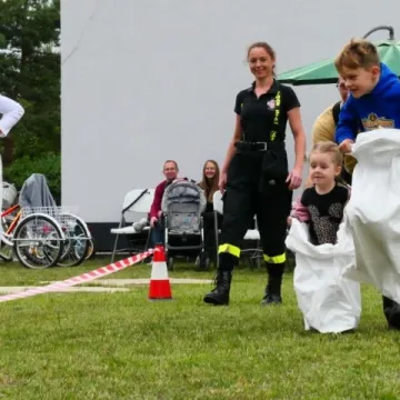 Strażacki piknik rodzinny w Dąbrówce zintegrował mieszkańców