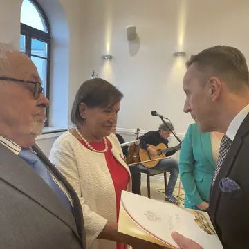 Sześć par uhonorowanych medalami za długoletnie pożycie małżeńskie