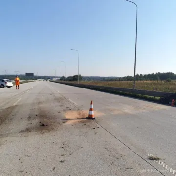 Samochód uderzył w bariery na A1. Ruch w kierunku Gdańska odbywa się jednym pasem