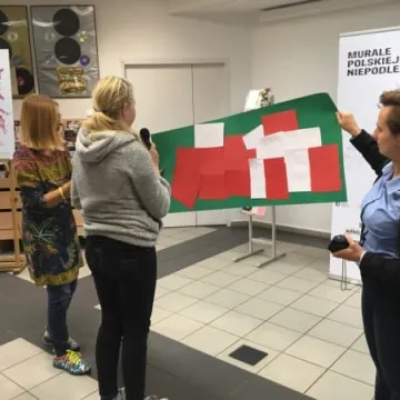 Spotkanie młodzieży z pisarką w bibliotece