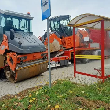 W gminie Kamieńsk walec zsunął się z naczepy
