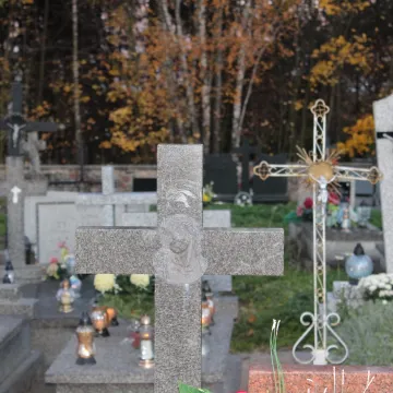 Kamieńsk: Ruch na cmentarzu w przeddzień Wszystkich Świętych