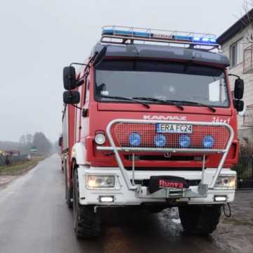 Pożar sadzy w kominie w Budzowie. Szybka interwencja straży pożarnej