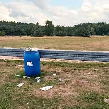 Rekreacja w śmieciach w Zakrzówku Szlacheckim