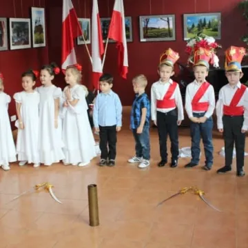 Przedszkolaki pamiętają o Święcie Niepodległości