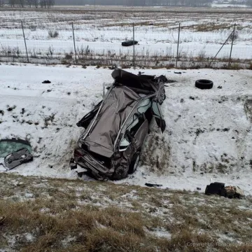 Autostrada A1 w gminie Kamieńsk. Auto dachowało, jedna osoba ranna