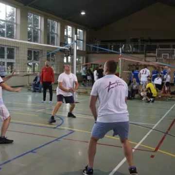 Samorządowcy grali w siatkówkę