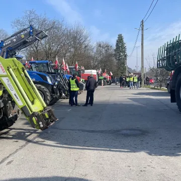 [WIDEO] Zaczęło się. Przedbórz stoi. Rolnicy walczą o Polskę