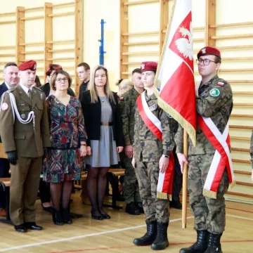 Klasy pierwsze z „Drzewniaka” złożyły ślubowanie. Wręczono wyższe stopnie