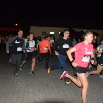 Nocne bieganie po placu targowym 