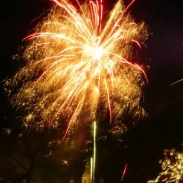 Noworoczne fajerweki na placu 3 Maja