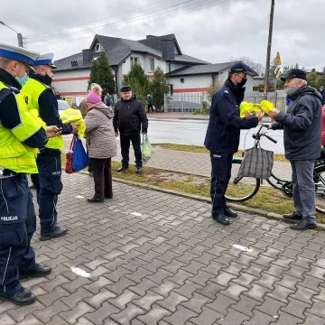 Bezpieczny powiat radomszczański. Kamizelki od policji i starostwa