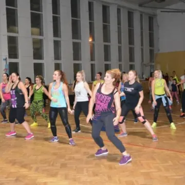 Pomaganie w rytmie zumby