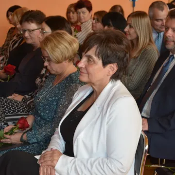 Medale i nagrody dla pracowników powiatowych placówek oświatowych