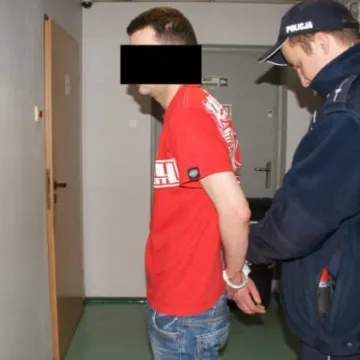 Zostawili nagą ofiarę w lesie