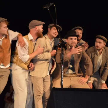 Teatr na leżakach, choć pod dachem