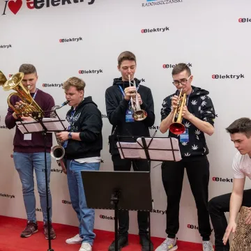 Elektryk kusił ósmoklasistów