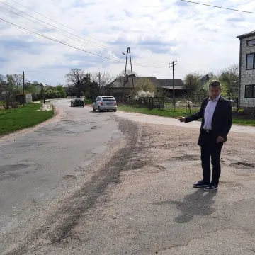 Dziurawa droga w gminie Masłowice. Doraźne łatanie nie pomaga