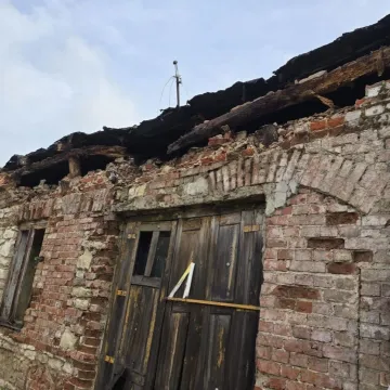 Z domu w Kamieńsku runął fragment elewacji