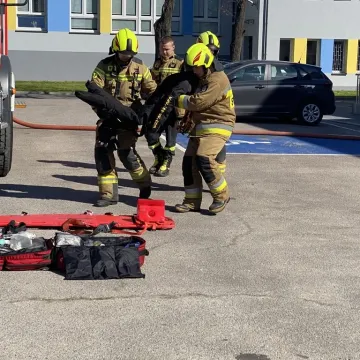 Foto budka, pokazy, poznawanie szkoły. Dzień  Otwarty w ZSP w Kamieńsku