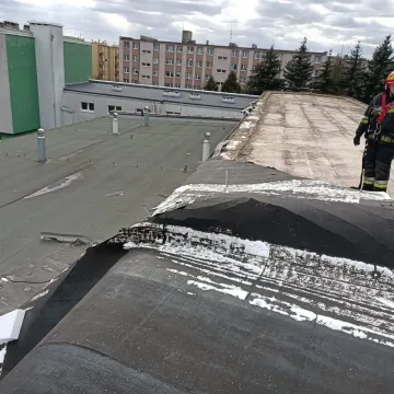 W Drzewniaku w Radomsku wiatr zerwał dach