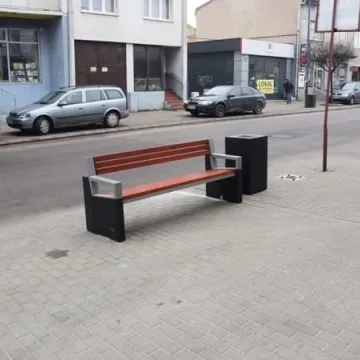 Montują nowe ławki i kosze