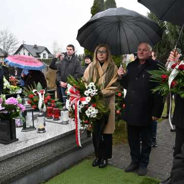 Po 74 latach Władysław Wójcik spoczął na cmentarzu w Gidlach
