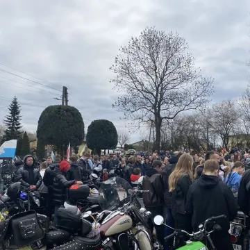 Tłumy motocyklistów i mieszkańców w Strzałkowie. Kolejna Moto Święconka za nami