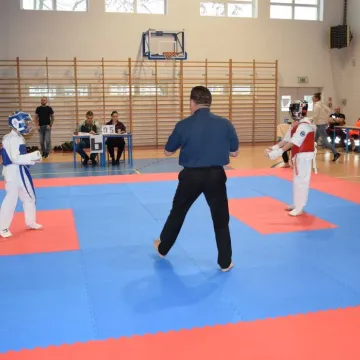 Karatecy na tatami na turnieju w Radomsku