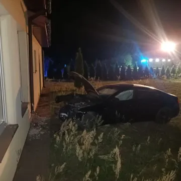 Kierowca audi wbił się w świetlicę wiejską