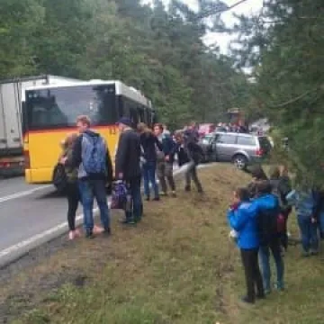 Na Fryszerce osobówka uderzyła w autobus