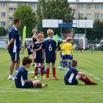 Mali piłkarze na dużej murawie