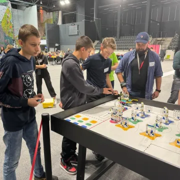 Szkoły z powiatu radomszczańskiego na Turnieju Ligi Robotów