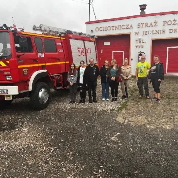 Wozy strażackie uchwycone w fotograficznym kadrze