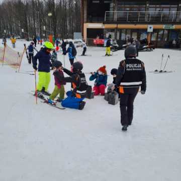 Policyjna profilaktyka na Górze Kamieńsk. Dzieci otrzymały kaski narciarskie