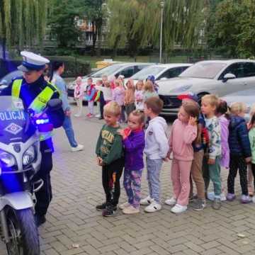 Policjanci z Radomska uczą przedszkolaków zasad bezpieczeństwa na drodze