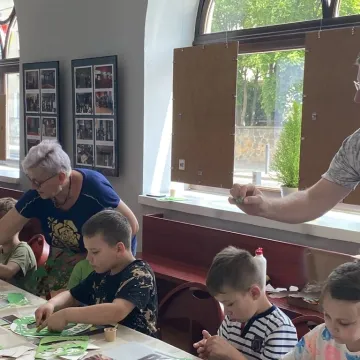 Emocje i wiosna na warsztatach kartonowych w Muzeum Regionalnym w Radomsku